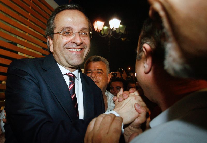 Antonis Samaras é recebido pela população em Atenas | AFP PHOTO / PANAYIOTIS TZAMAROS