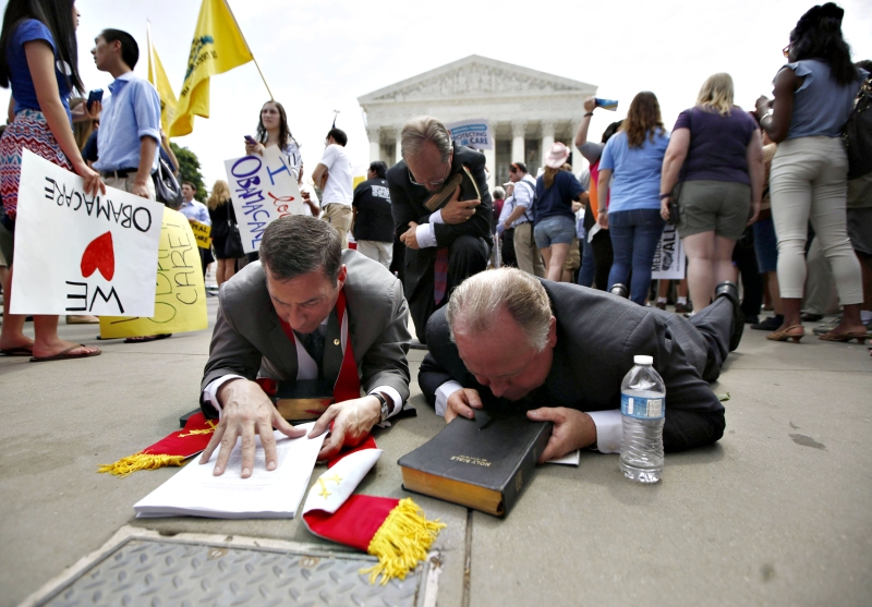 Líderes religiosos protestam com a Bíblia em frente da Suprema Corte dos EUA durante julgamento da reforma de saúde | Jason Reed/Reuters