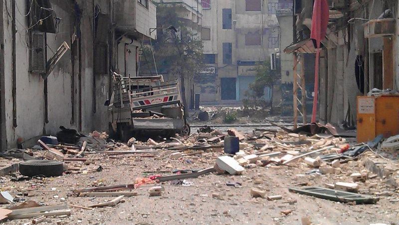 Foto mostra destruição causado por bombardeios em Juret al-Shayyah, bairro de Homs, na Síria | AFP PHOTO/HO