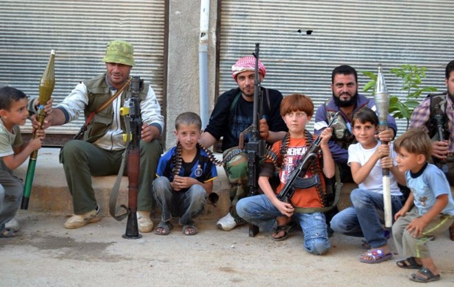 A agência oposicionista Shaam News divulgou imagens de soldados do Exército livre da Síria posando com armas e crianças na cidade de Kfar Nubul | Shaam News Network/Divulgação/AFP