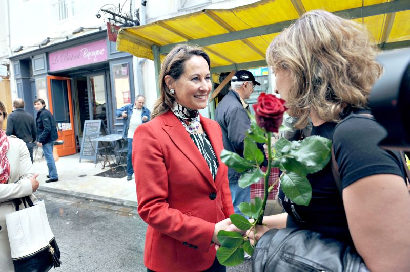 A socialista Ségolène Royal cumprimenta eleitora em La Rochelle | Xavier Leoty/AFP