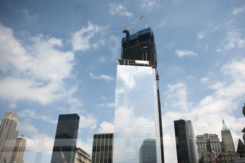 O arranha-céu desenhado pelo arquiteto Fumihiko Maki, que contará com 72 andares quando for inaugurado oficialmente no final de 2013, se transforma no primeiro prédio a ser construído do novo World Trade Center | REUTERS/Keith Bedford