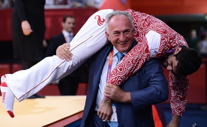 Galstyan, campeão na categoria até 60 kg, é carregado pelo presidente da Federação Russa de Judô, Anisimov |