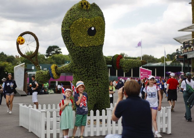 Torcedores posam para foto em Wimbledon | 