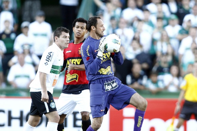 Goleiro Magrão repõe a bola na partida contra o Alviverde | 