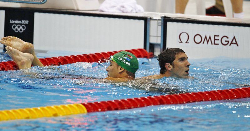 Michael Phelps (dir) conquistou a 18.º medalha olímpica da carreira, mas ficou com a prata. Vencedor foi nadador sul-africano (esq) | Daniel Castellano / Gazeta do Povo - enviado especial
