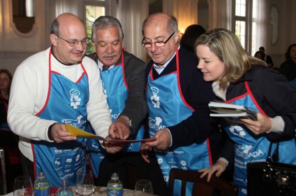 Os ministros Paulo Bernardo e Gleisi Hoffmann (ambos à dir.) com o reitor da UFPR, Zaki Akel Sobrinho (de branco), e o presidente da Associação dos Amigos do Hospital de Clínicas, José Toaldo, na 7ª Feijoada dos Amigos do HC realizada no último sábado no Clube Concórdia | Mauro Campos