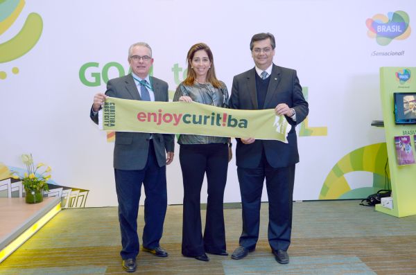 Os presidentes da Paraná Turismo, Marcos Venício Alves Meyer (à esq.), do Instituto Municipal de Turismo de Curitiba, Juliana Vosnika, e da Embratur, Flavio Dino, mostram, em primeira mão, para a coluna o cachecol com a marca Enjoy Curitiba, apresentado ontem no evento Goal to Brazil, realizado no Hotel W, em Santiago do Chile | Martin Garcia de la Huerta