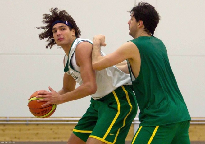 Varejão (com a bola) é um dos quatro brasileiros que atuam na NBA |
