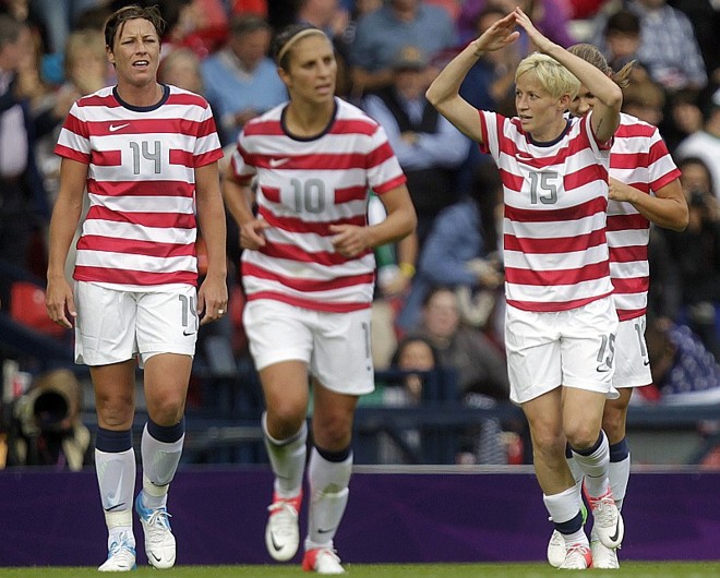 Rapinoe, à direita, comemora o primeiro gol dos Estados Unidos na vitória por 3 a 0 sobre a Colômbia, pela segunda rodada do futebol feminino |