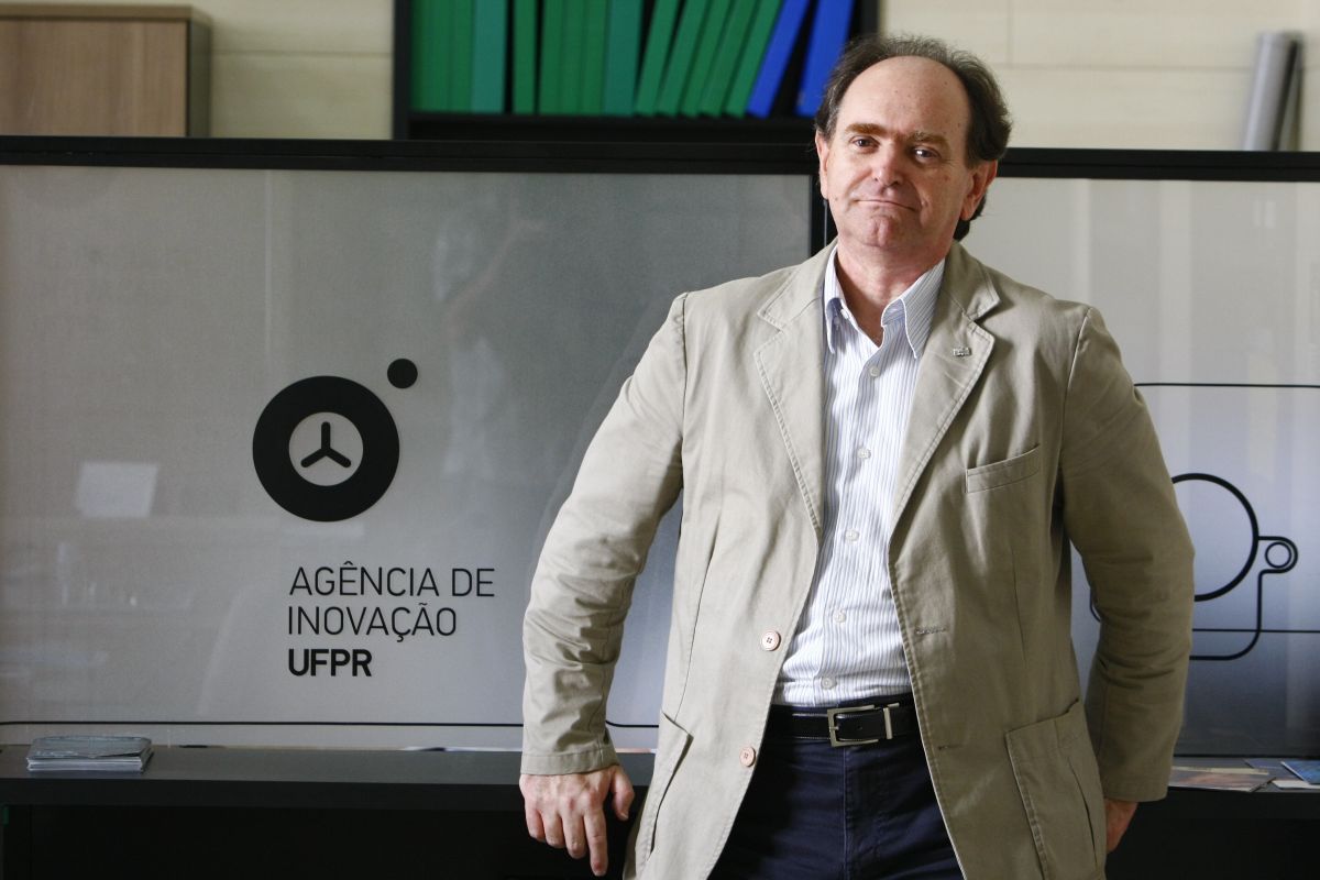 "O país investe pouco e também falta flexibilidade para facilitar as pesquisas. As leis brasileiras, em geral, colocam diversas amarras aos pesquisadores" | Marcelo Elias / Gazeta do Povo