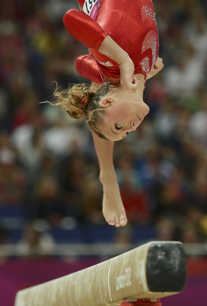 A britânica Jennifer Pinches se apresenta na trave, durante a eliminatória da ginástica |