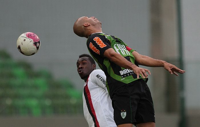 Zagueiro Manoel divide a bola com o atacante Fábio Júnior: derrota para o Coelho custou a entrada do Furacão na zona de rebaixamento | Carlos Roberto / Jornal Hoje em Dia