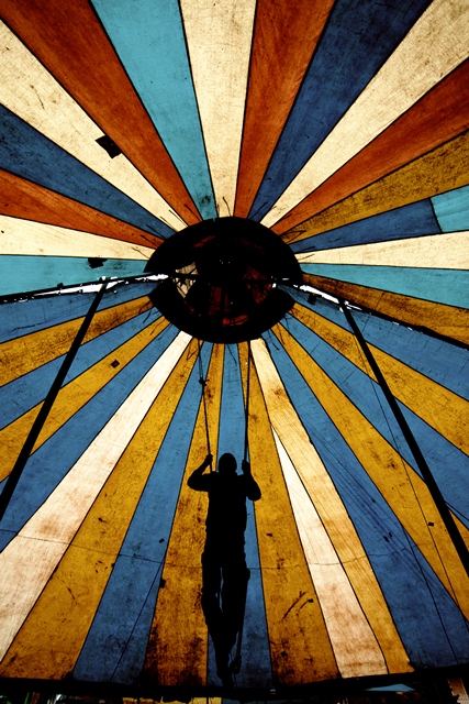 Equilíbrio e força estão entre as muitas características de um artista de circo | Henry Milléo / Gazeta do Povo