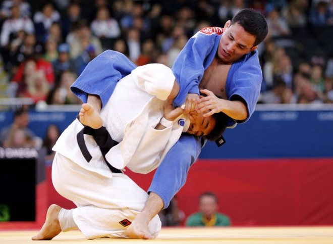 O brasileiro Felipe Kitadai (de azul) briga por medalha no judô masculino |