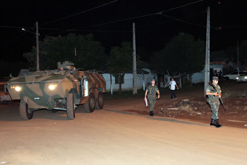 Logo após o roubo, os militares montaram barreiras e revistaram veículos em busca do fuzil | Fabio Conterno