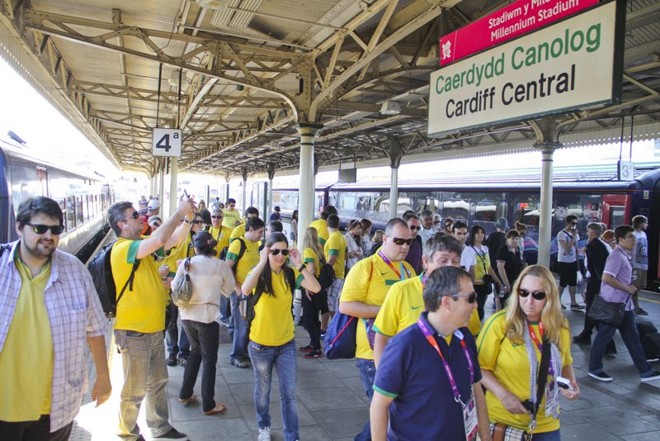 Torcida do Brasil se preparando para o jogo na estação de Cardiff | 