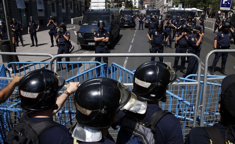 Bombeiros montam barreira para impedir entrada de manifestantes do parlamento, em Madri | REUTERS/Sergio Perez