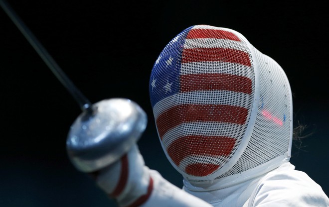 Susie Scanlan leva na máscara a bandeira dos Estados Unidos, para a disputa da esgrima |