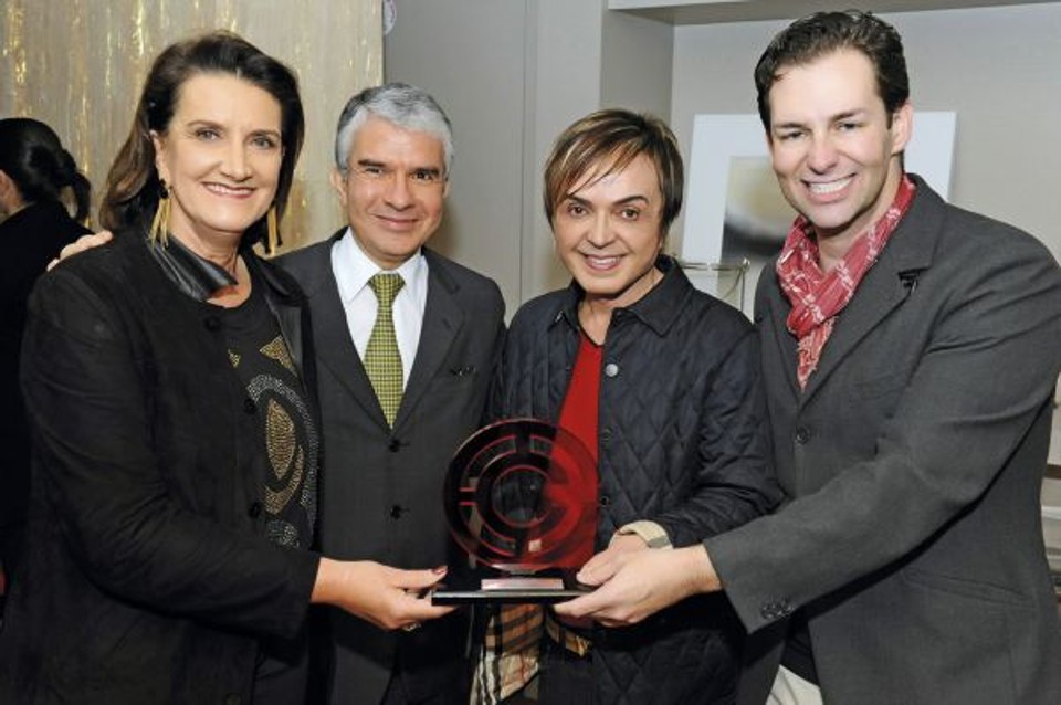A dupla Luiz Maganhoto e Daniel Casagrande (à dir.), autora do Living da Casa Cor Paraná, recebeu o prêmio de melhor ambiente do ano na festa de encerramento da mostra. A premiação foi entregue pela diretora da Casa Cor, Marina Nessi, e pelo empresário Renor Valério da Silva (ambos à esq.), proprietário do imóvel onde ocorreu a edição deste ano | Gerson Lima