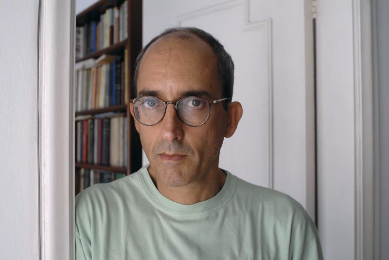 Gosto de ler textos de revistas universitárias de várias partes do mundo. Talvez indique uma insatisfação minha com o material publicado hoje pelas editoras e pela imprensa. -Rubens Figueiredo, escritor. | Divulgação