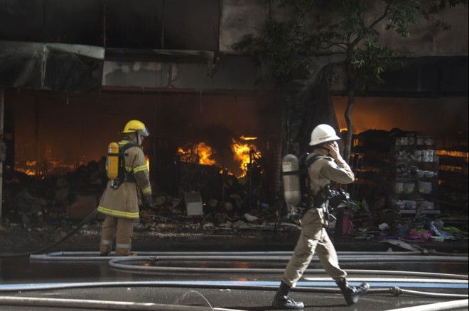 Bombeiros trabalham para apagar focos de incêndio que atingiram lojas no Rio | 