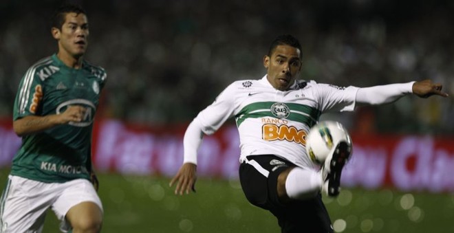 Roberto e Betinho disputam jogada. Palmeirense foi decisivo |