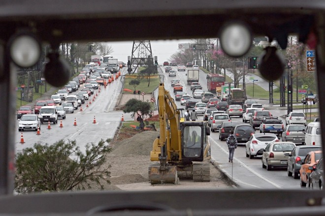Iniciada recentemente, a obra do viaduto estaiado no cruzamento da Avenida das Torres com a Rua Francisco H. dos Santos torna o trânsito lento na região | 