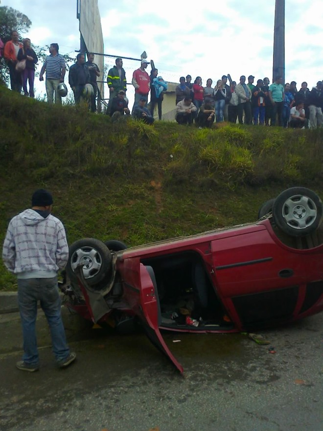 Engavetamento envolveu seis veículos, dois caminhões, duas motos e dois carros |