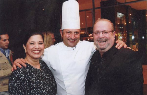 Em jantar no restaurante Dumont, do Mabu Thermas & Resort, em Foz do Iguaçu, o chef Celso Freire, que assina o cardápio de inverno dos restaurantes da Rede Mabu, acompanhado por Marcia Abujamra e Alberto Asseis, diretores da conceituada rede hoteleira paranaense | Wilson Ruanis