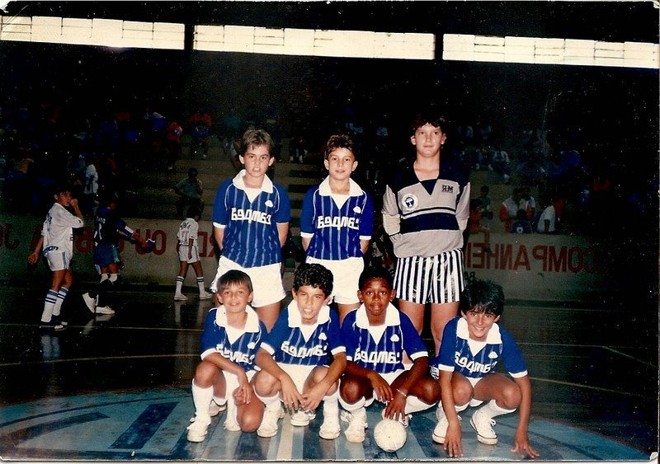 Tcheco no time de futsal do Pinheiros. Ele está em pé no meio. Entre os agachados, está Ricardinho | 