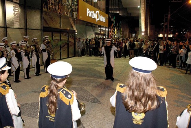 Banda do Colégio Bagozzi, que fica no mesmo bairro, se apresentou na abertura, que reuniu duas mil pessoas |