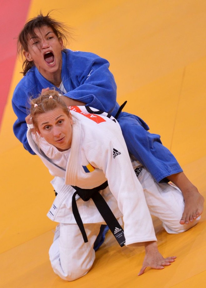 A luta do ouro, contra a romena Alina Dumitru | 