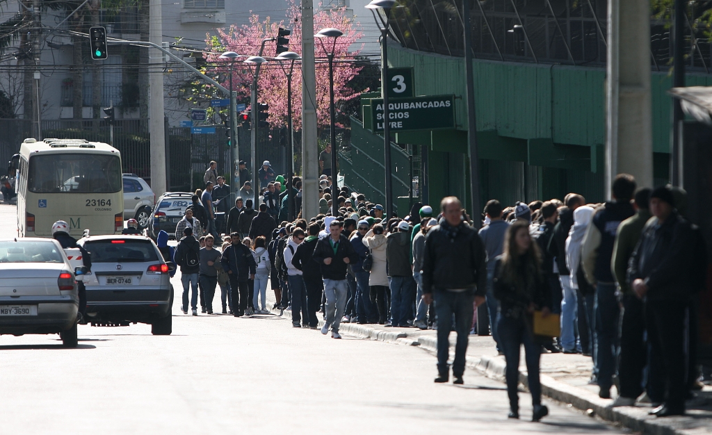 Torcedores fizeram fila em busca de ingressos para a final da Copa do Brasil | Jonathan Campos / Gazeta do Povo