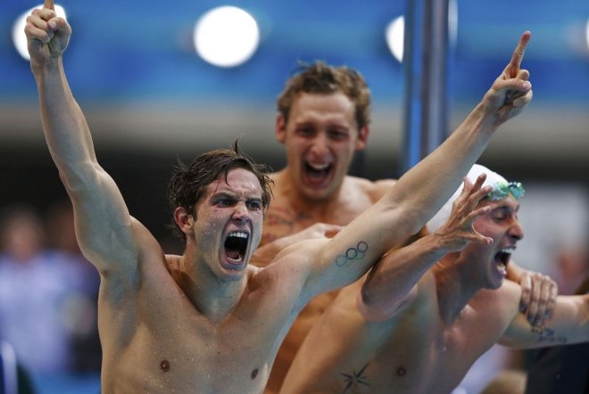 Franceses comemoram o ouro e vitória sobre os americanos no revezamento 4x100m da natação |