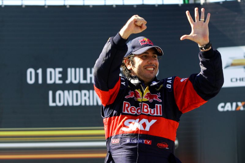 Cacá Bueno faz sinal em referência à 50ª vitória dele em disputas nacionais | Bruno Terena / Red Bull Racing