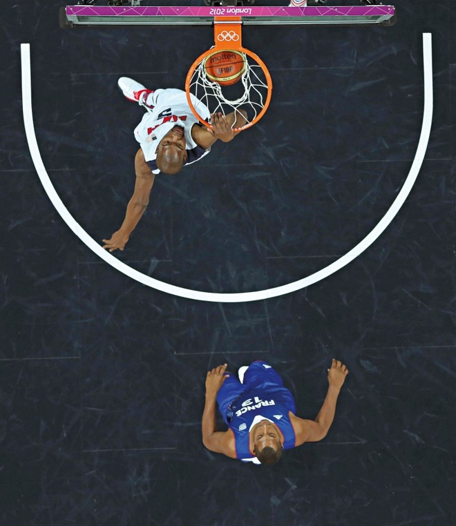 Kevin Durant enterra a bola na cesta francesa | 