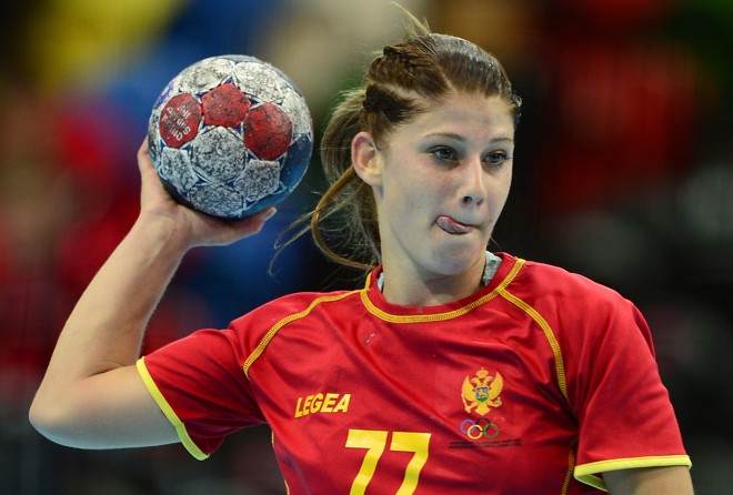 Majda Mehmedovic, musa do handebol de Montenegro, arremessa da linha dos 7 metros |