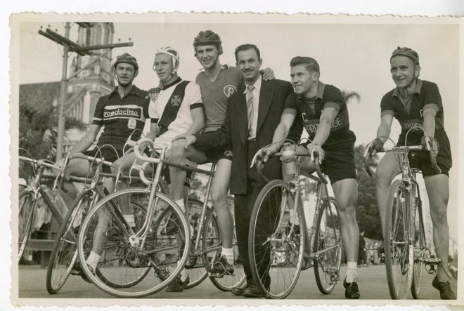 III Grande Prêmio Prosdócimo, momentos antes da partida, em 11 de abril de 1954. Da direita para a esquerda: Adyr de Lima [2.º] e Cláudio Rosa [camisa do Palmeiras, então o favorito da prova]. Com a camisa do Vasco da Gama, Pedro Carlos Gonçalves | 