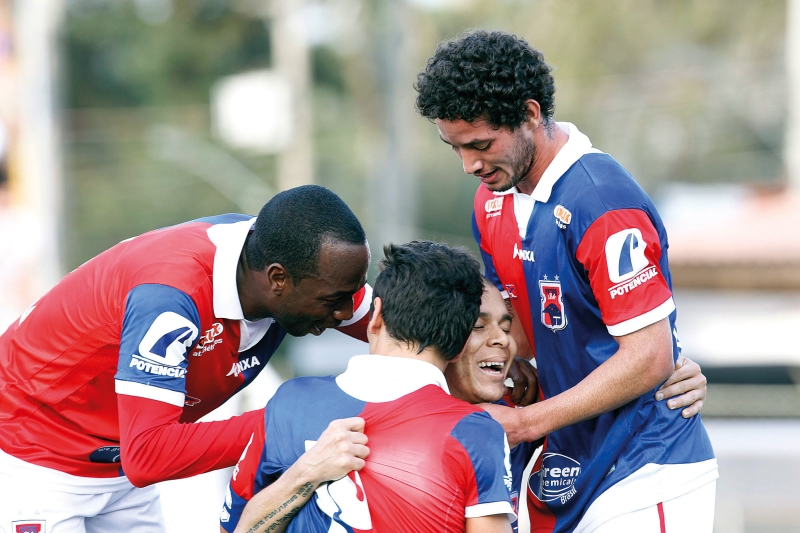 Jogadores comemoram o gol de Fernandinho que deixou o Paraná a apenas quatro pontos do G4 | Antonio More/ Gazeta do Povo