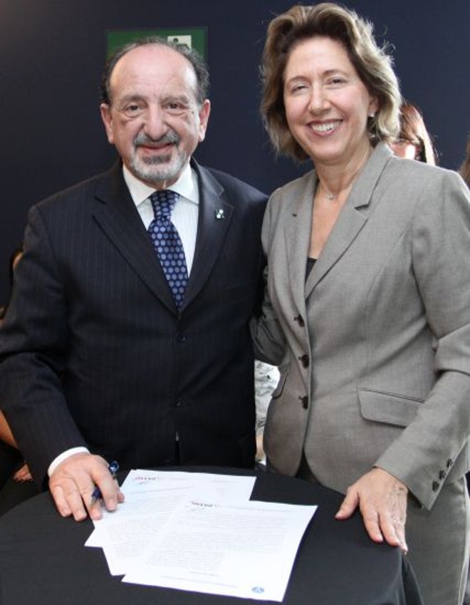 Os presidentes das Juntas Comerciais do Paraná, Ardisson Akel, e de Minas Gerais, Angela Maria Pace, na assinatura do convênio de integração nesta semana em Brasília | 