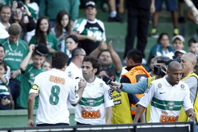 Tcheco cumprimenta Lincoln, que lhe deu o passe para o segundo gol alviverde | 