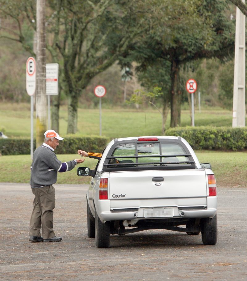 Guardador de carro em ação no estacionamento interno do Parque Barigui | Antônio More/ Gazeta do Povo