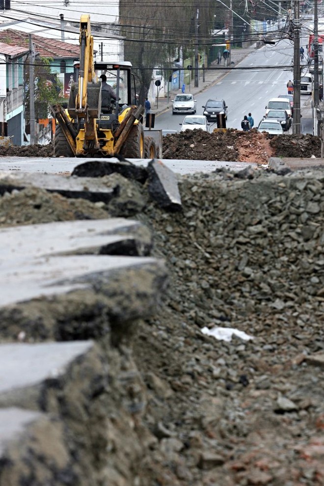 Entulhos na obra da Rua Guabirotuba | 
