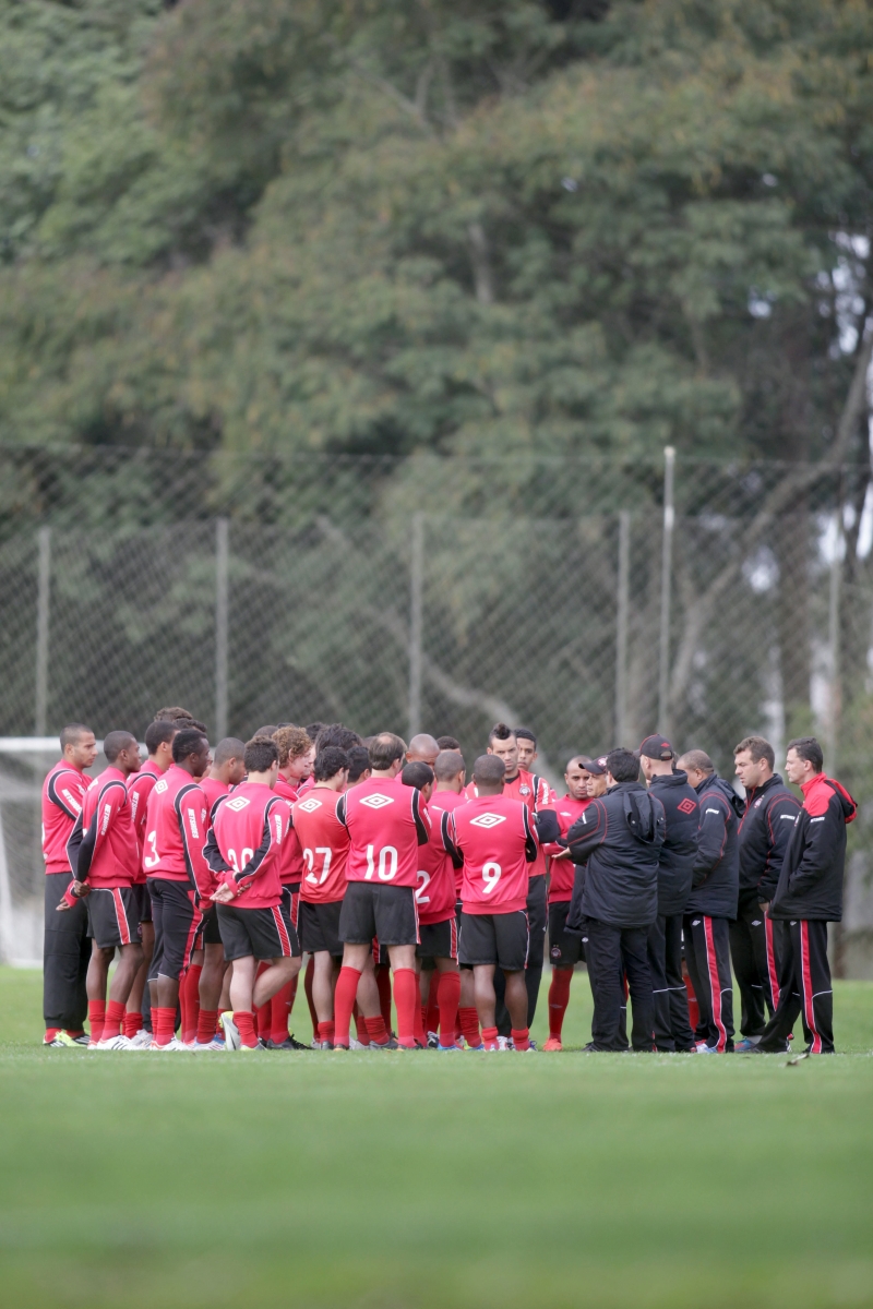 Jogadores e comissão técnica do Atlético conversam no meio do gramado do Centro de Treinamento do Caju: hora de ajustar os ponteiros e começar a reagir na Série B | Allan Costa Pinto/ Tribuna do Paraná
