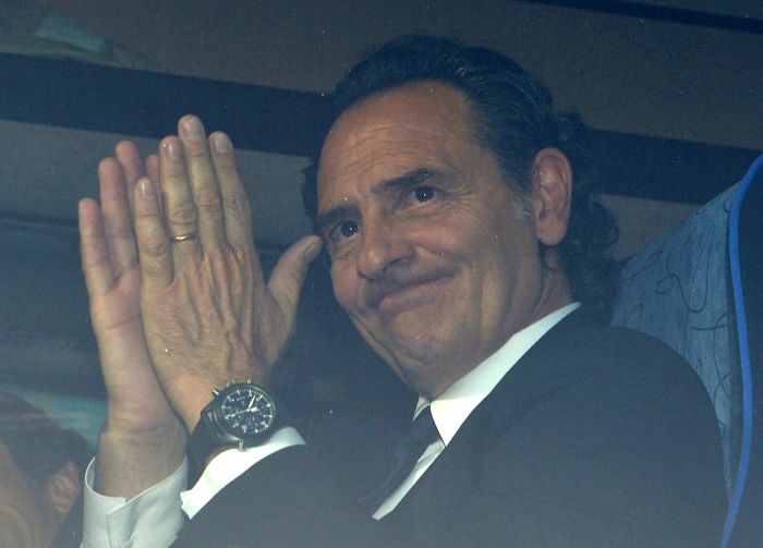 O técnico Cesare Prandelli no ônibus que levou a delegação italiana ao aeroporto de Kiev nesta segunda-feira | Alberto Pizzoli/AFP