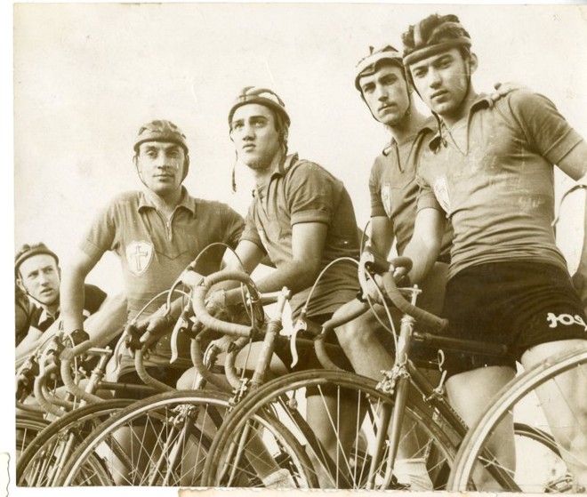 Equipe da Portuguesa de Desportos, de São Paulo, em 11 de abril de 1954, para o III Grande Prêmio Prosdócimo. Destaque, primeiro à esquerda, Antônio Dias dos Santos, bicampeão da Volta de Portugal. Na sequência, Antônio Alba, Léo Bérgamo e Alberto Perestrello |