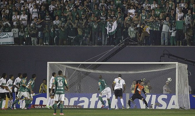 Thiago Heleno cabeceia para marcar o segundo gol palmeirense |