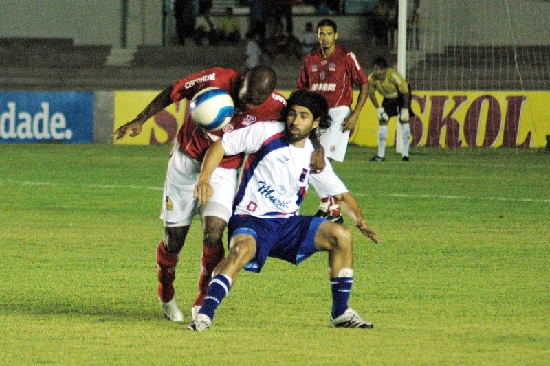 O atacante Josiel, do Paraná, recebe forte marcação contra o América-RN, em 2007 | Frankie Marcone/ Futura Press