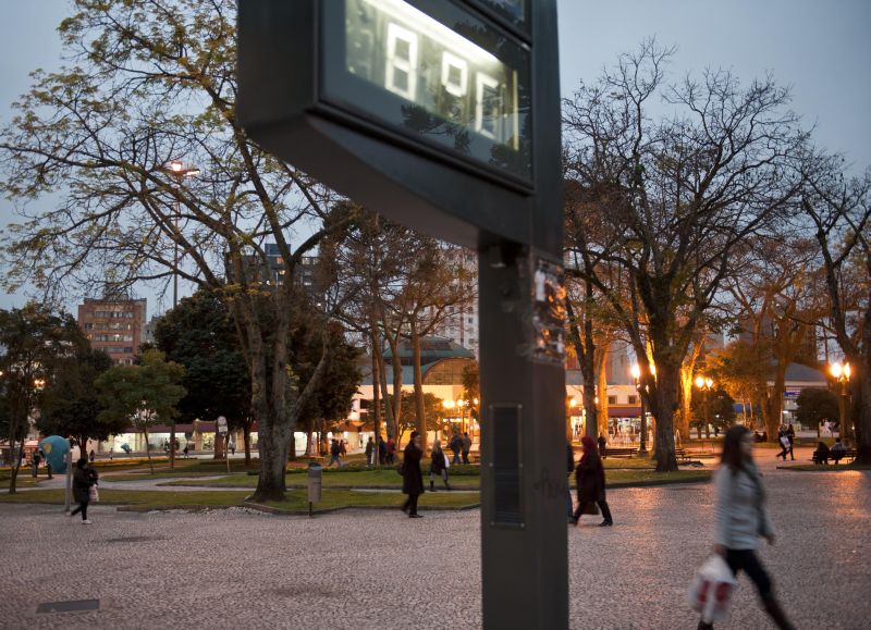 Tempo úmido fez a sensação de frio parecer ainda maior | Marcelo Andrade/Gazeta do Povo